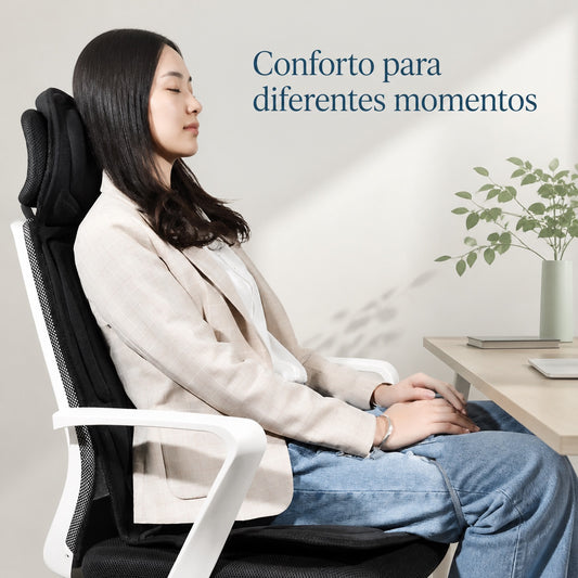 Pessoa usando o Mobili Comfort 7 em uma cadeira de escritório.